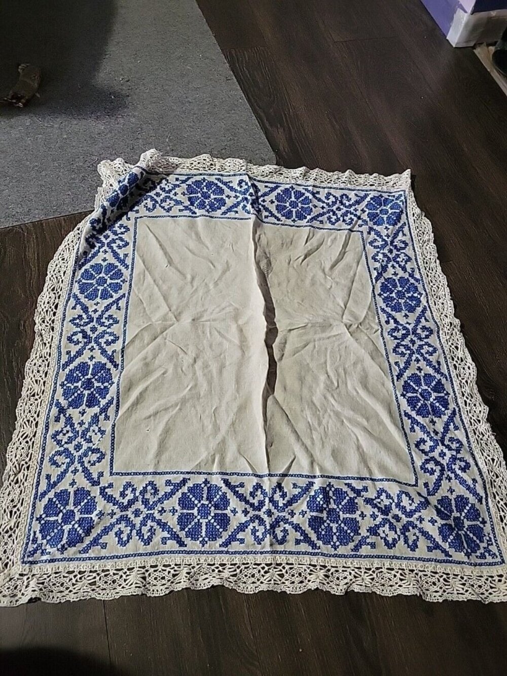 TableTopper White Cotton Linen Blue Embroidered Flowers Crocheted Edging 33x35in